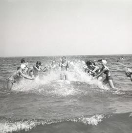 Kobiety kąpiące się w Morzu Bałtyckim