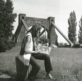 Kobieta szkicująca Most Grunwaldzki
