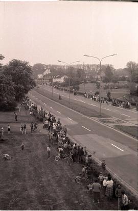 Tłum ludzi oczekujący przy ulicy na przyjazd zawodników wyścigu