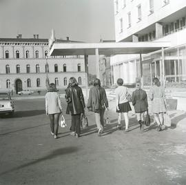 Kobiety przed Hotelem Panorama