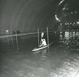 Trening kajakarzy górskich na basenie Pod Balonem przy ul. Łowieckiej we Wrocławiu