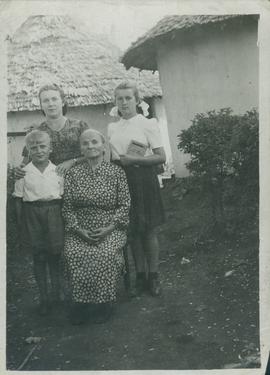 Rodzina polskich uchodźców w Tengeru