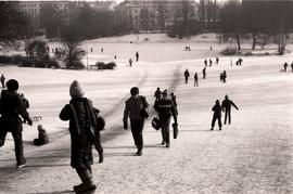 Zimowa zabawa dzieci w Parku Nowowiejskim