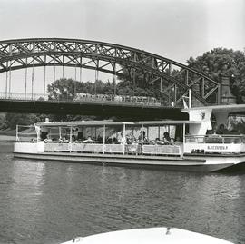 Most Zwierzyniecki i statek wycieczkowy Kaczuszka