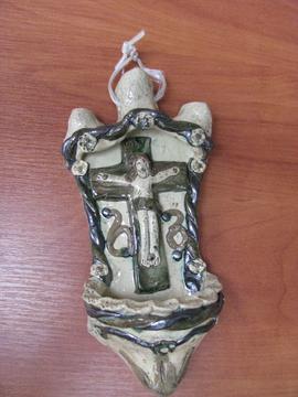 Kropielnica ceramiczna z wizerunkiem Chrystusa ukrzyżowanego