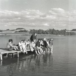 Turyści nad jeziorem