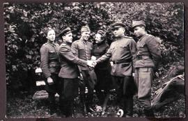 Żołnierze 2. Armii Wojska Polskiego z radzieckim oficerem