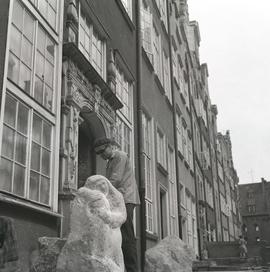 Rekonstrukcja rzeźby przy kamienicy