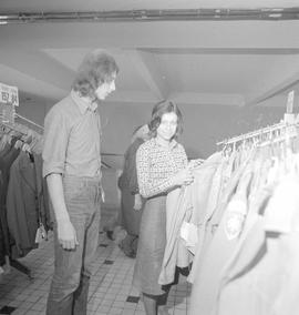 Kobieta i mężczyzna w sklepie odzieżowym