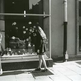 Kobieta przed wystawą sklepową