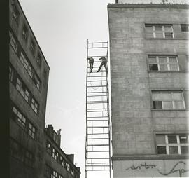 Rusztowanie przy budynku na ul. Świdnickiej we Wrocławiu