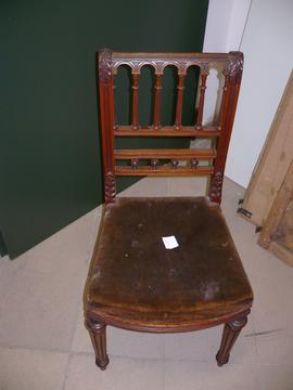 Trzy krzesła z tapicerowanymi siedziskami