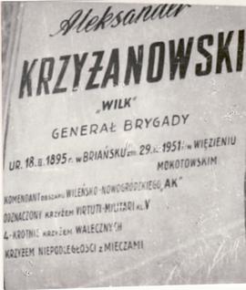 Tabliczka z nagrobka gen. Aleksandra Krzyżanowskiego ps. "Wilk"