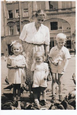 Maria Kliber z dziećmi na spacerze
