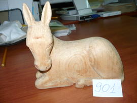 Drewniana figurka siedzącego osiołka