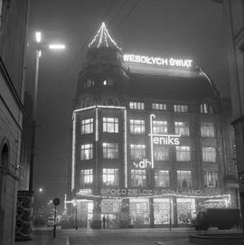 Bożonarodzeniowa iluminacja Spółdzielczego Domu Handlowego Feniks w Rynku wrocławskim