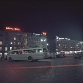 Plac przed Dworcem Głównym PKP nocą