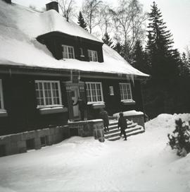 Budynek w lesie zimą