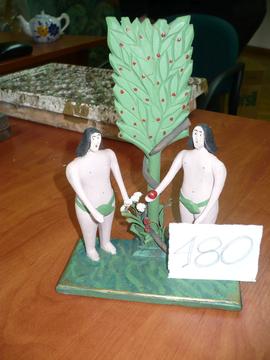 Figurki Adama i Ewy  z drzewem pośrodku