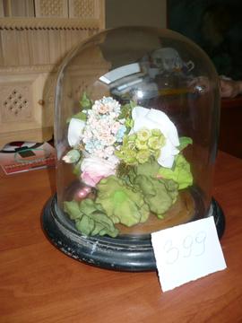 Bukiet ze sztucznych kwiatów pod szklanym kloszem