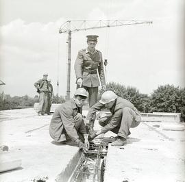 Żołnierze podczas pracy na budowie przy ul. Złotostockiej we Wrocławiu