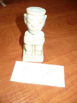 Figurka kucającego Azteka