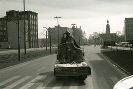 Transport pomnika Juliusza Słowackiego