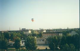 Balon nad osiedlem mieszkaniowym we Wrocławiu