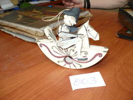Figurka pajacyka w napoleońskim kapeluszu  na koniu
