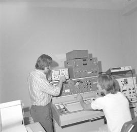 Pracownicy wydziału przy spektrometrze magnetycznego rezonansu jądrowego