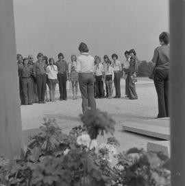 Młodzież z NRD na Cmentarzu Żołnierzy Polskich