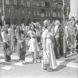 Widzowie obserwujący plenerowy pokaz mody przed PDT-em na pl. Kościuszki we Wrocławiu