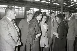 Członkowie delegacji Francuskiej Partii Komunistycznej w hali produkcyjnej zakładów Polar