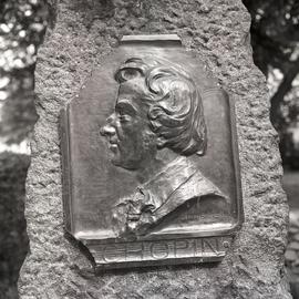 Obelisk z popiersiem Fryderyka Chopina