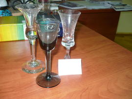 Trzy szklane kieliszki do likiery różnych kształtów