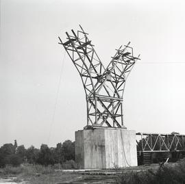 Budowa pylonu gazociągu nad Odrą