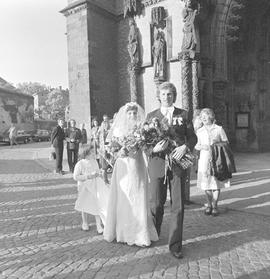 Para młoda przed wrocławską Katedrą