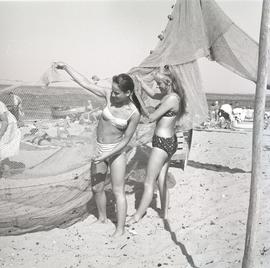 Dwie kobiety na plaży przy sieci rybackiej