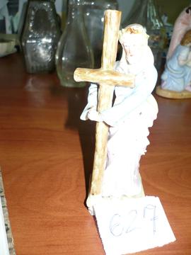 Figurka Chrystusa obejmującego krzyż