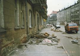 Fragment uszkodzonego chodnika oraz kamienic przy ul. gen. Romualda Traugutta.