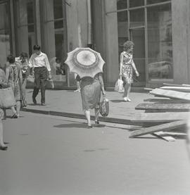 Kobieta z parasolem przeciwsłonecznym