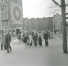 Przechodnie na przejściu na ulicy Świdnickiej we Wrocławiu
