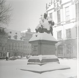 Pomnik Aleksandra Fredry w zimowej scenerii