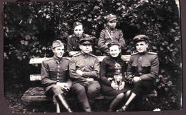 Żołnierze 2. Armii Wojska Polskiego w towarzystwie radzieckiego oficera