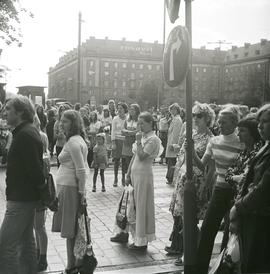 Widzowie obserwujący plenerowy pokaz mody przed PDT-em na pl. Kościuszki we Wrocławiu