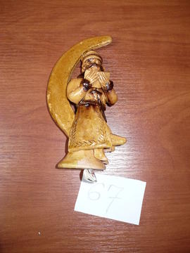 Figurka ceramiczna Twardowski na księżycu