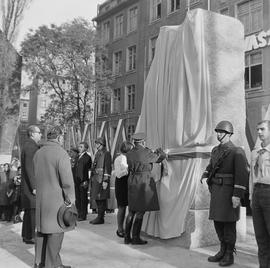 Moment odsłonięcia pomnika Karola Świerczewskiego