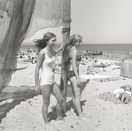 Dwie kobiety na plaży obok sieci rybackiej