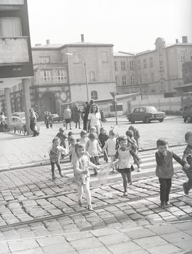 Dzieci na przejściu dla pieszych na pl. Nowy Targ we Wrocławiu