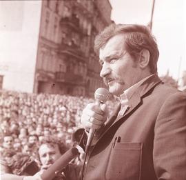 Lech Wałęsa na ulicy Mazowieckiej